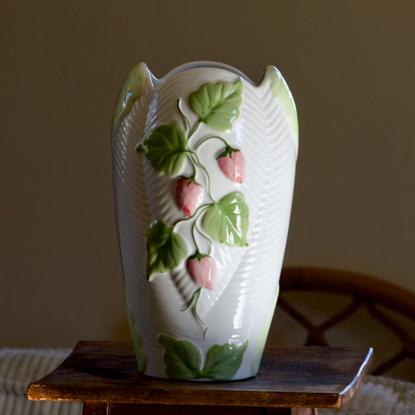 Vase en faïence décor petites fraises en relief