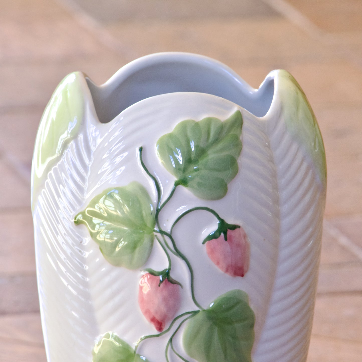 Vase en faïence décor petites fraises en relief