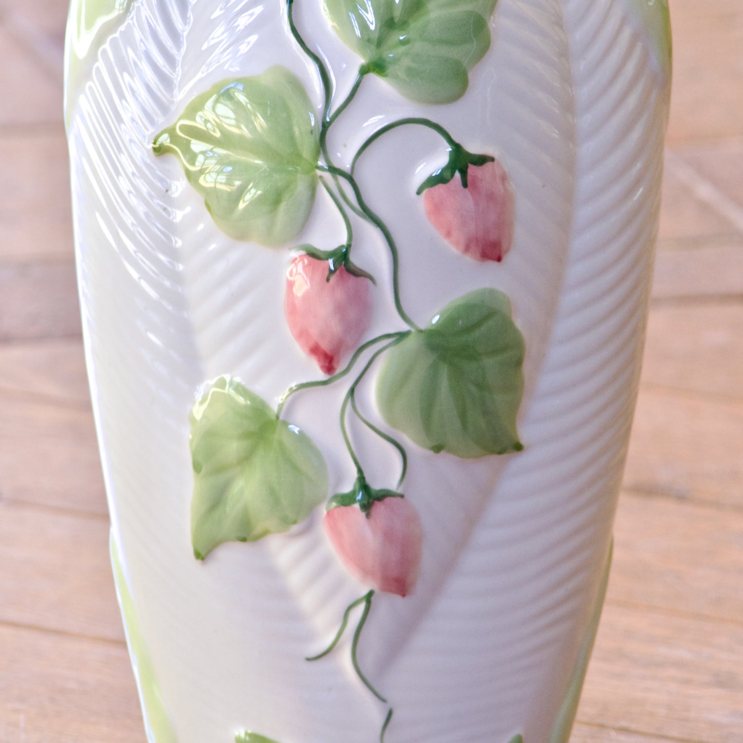 Vase en faïence décor petites fraises en relief