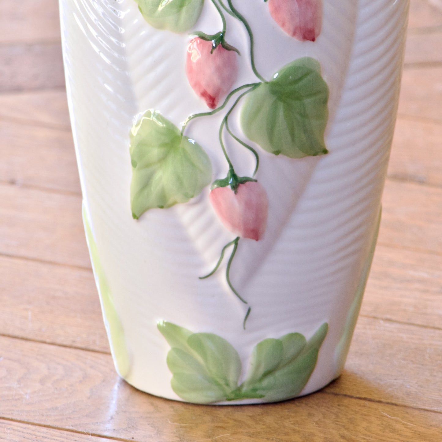 Vase en faïence décor petites fraises en relief