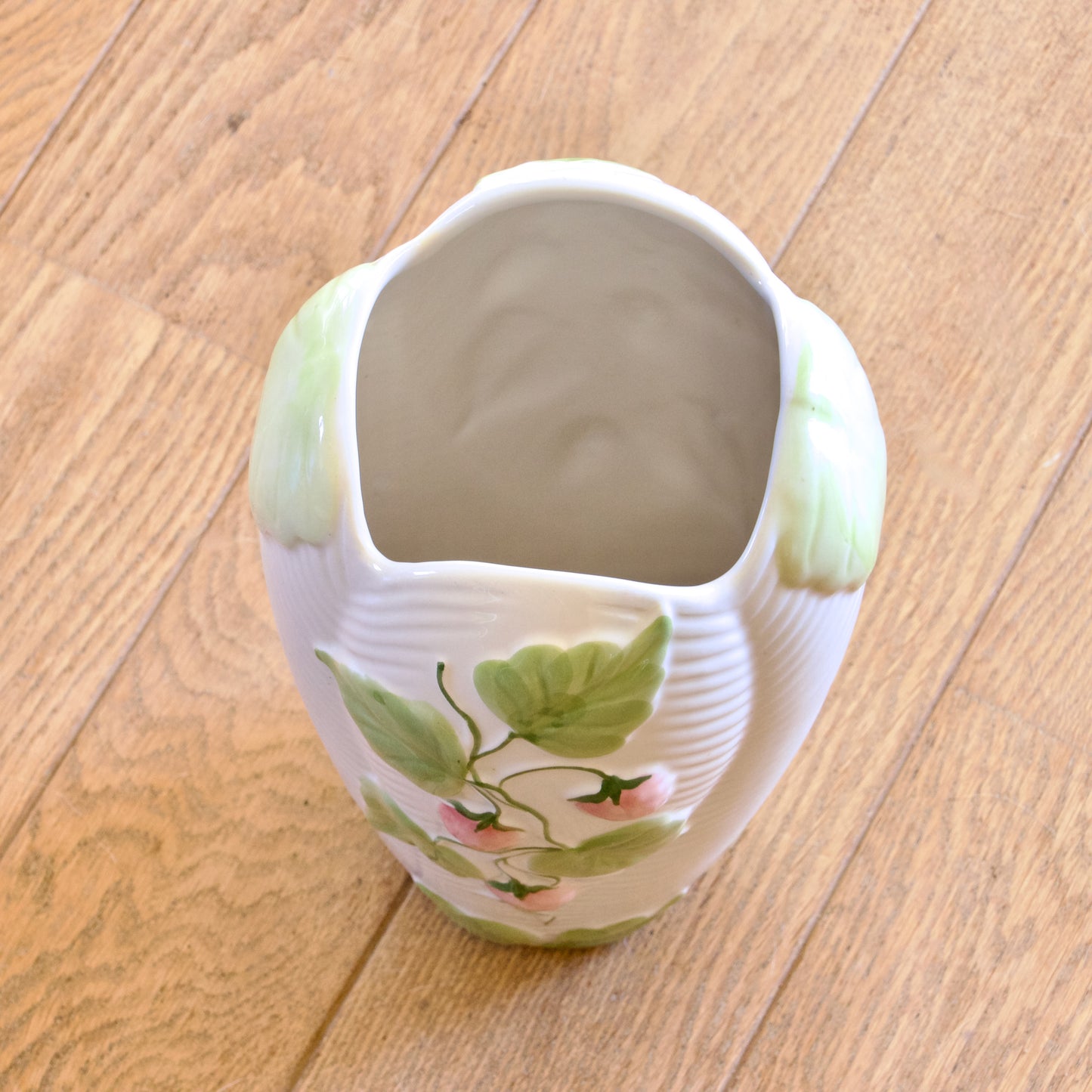 Vase en faïence décor petites fraises en relief
