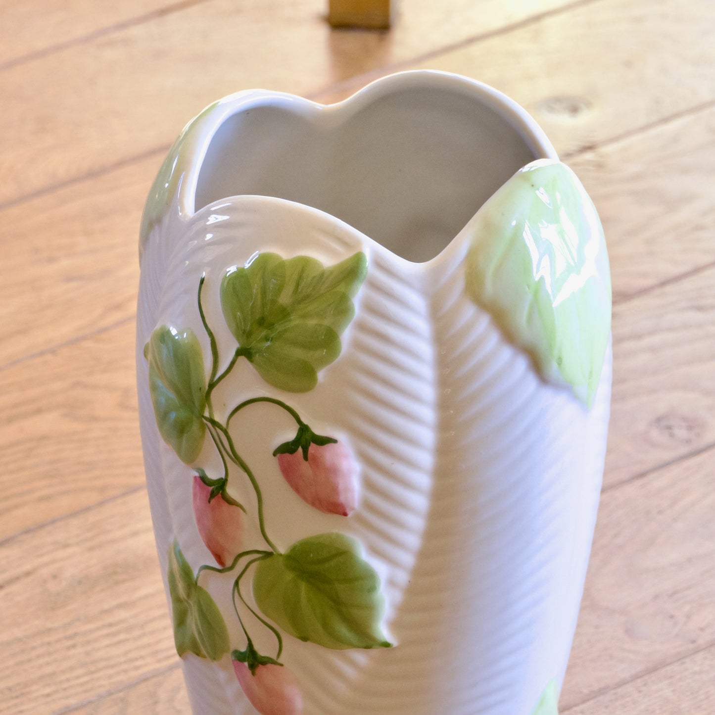 Vase en faïence décor petites fraises en relief