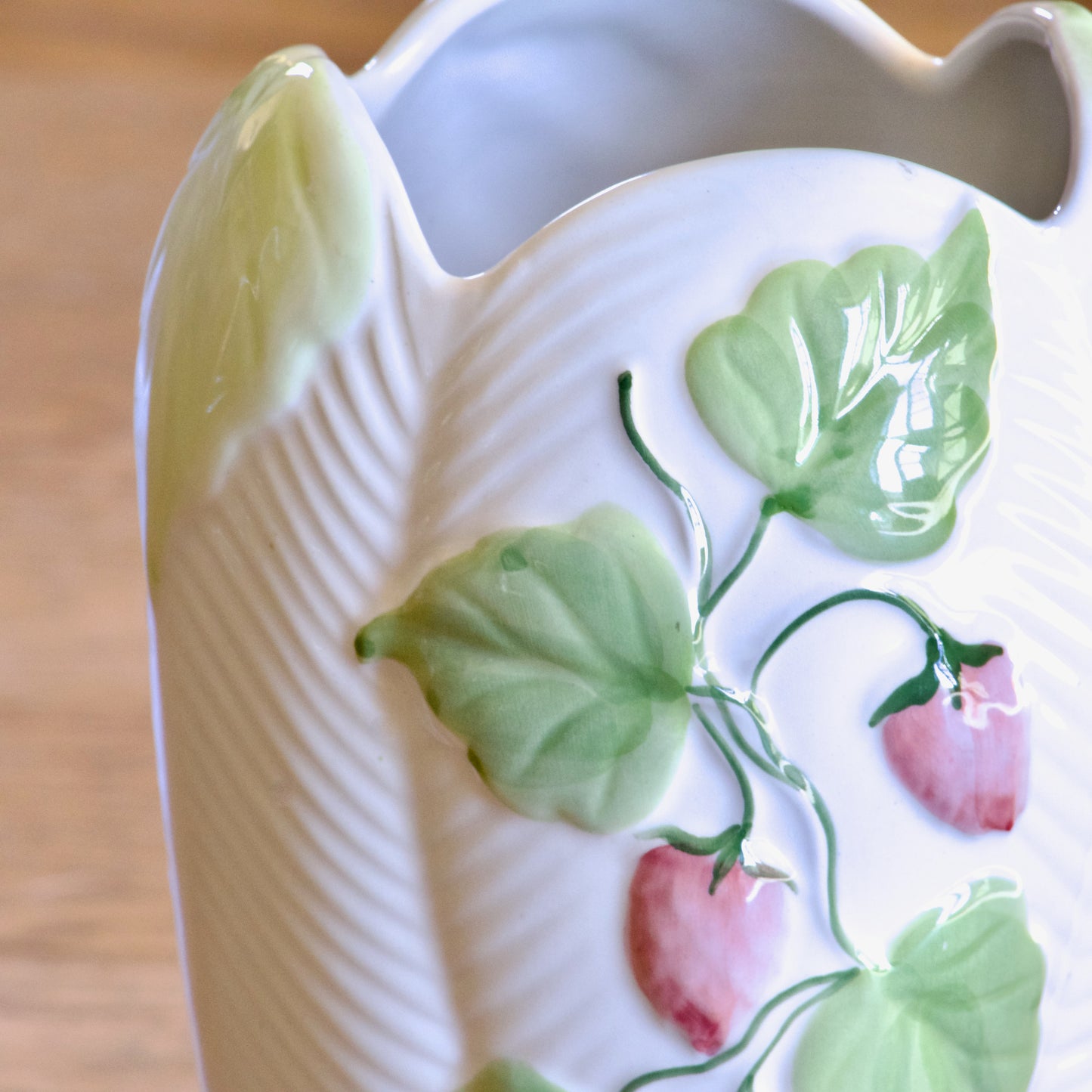 Vase en faïence décor petites fraises en relief