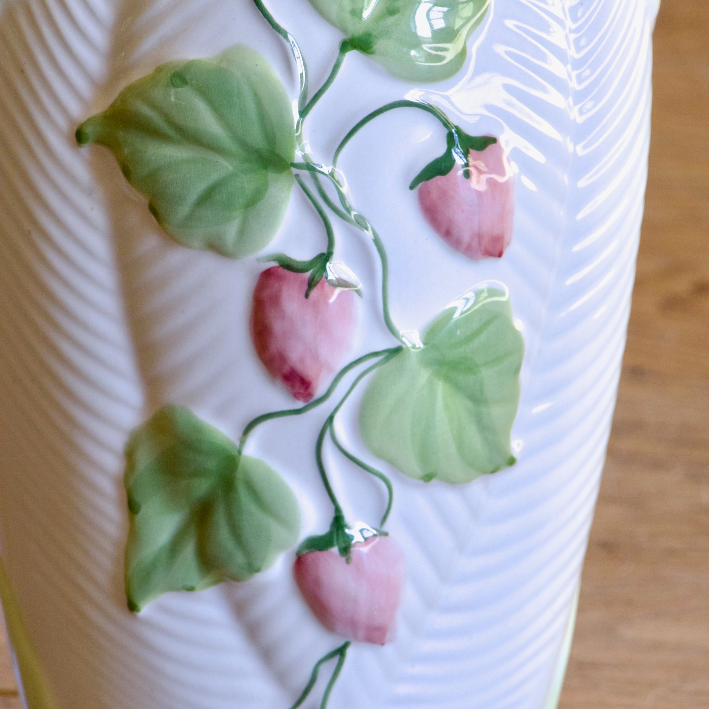 Vase en faïence décor petites fraises en relief