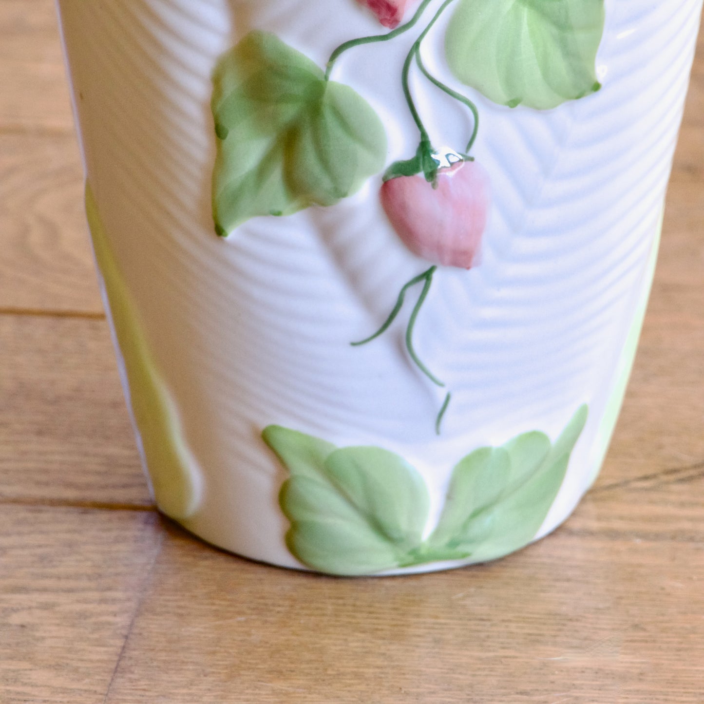 Vase en faïence décor petites fraises en relief