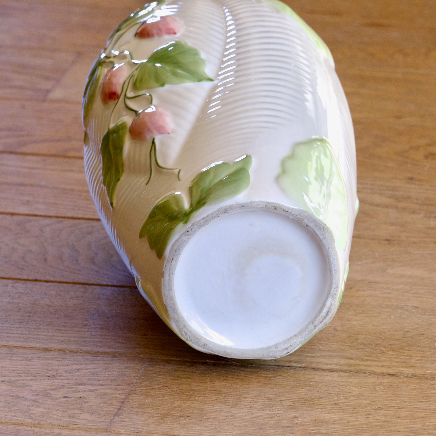 Vase en faïence décor petites fraises en relief