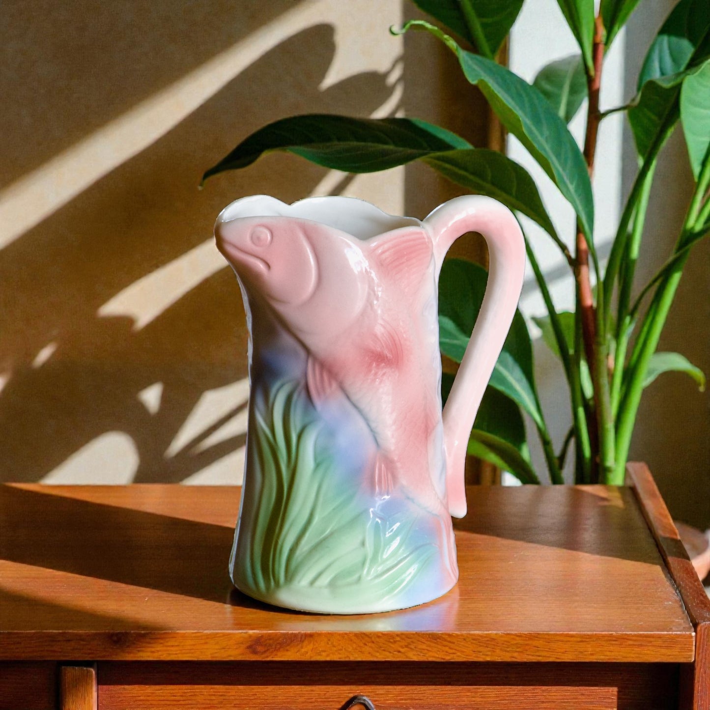 Carafe en barbotine poisson, fond marin