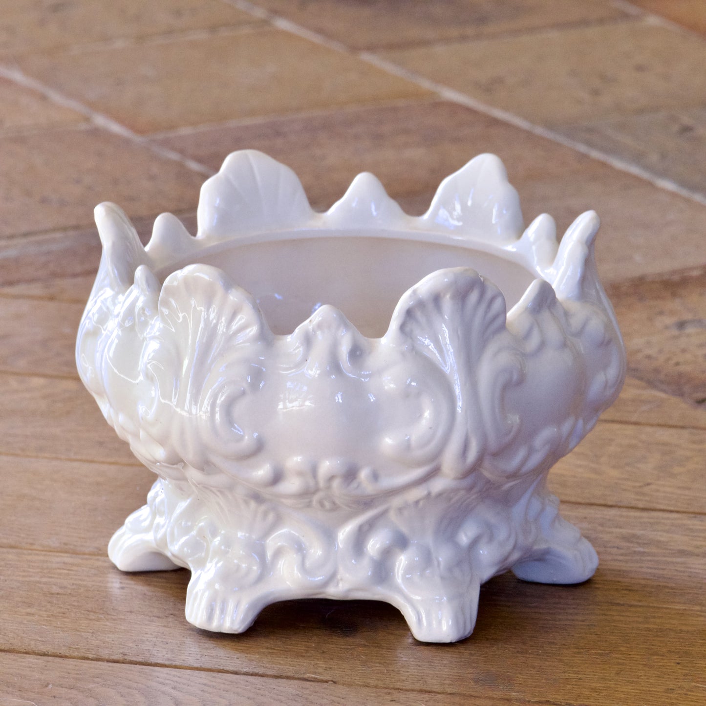 Cache-pot baroque en faïence vernissée