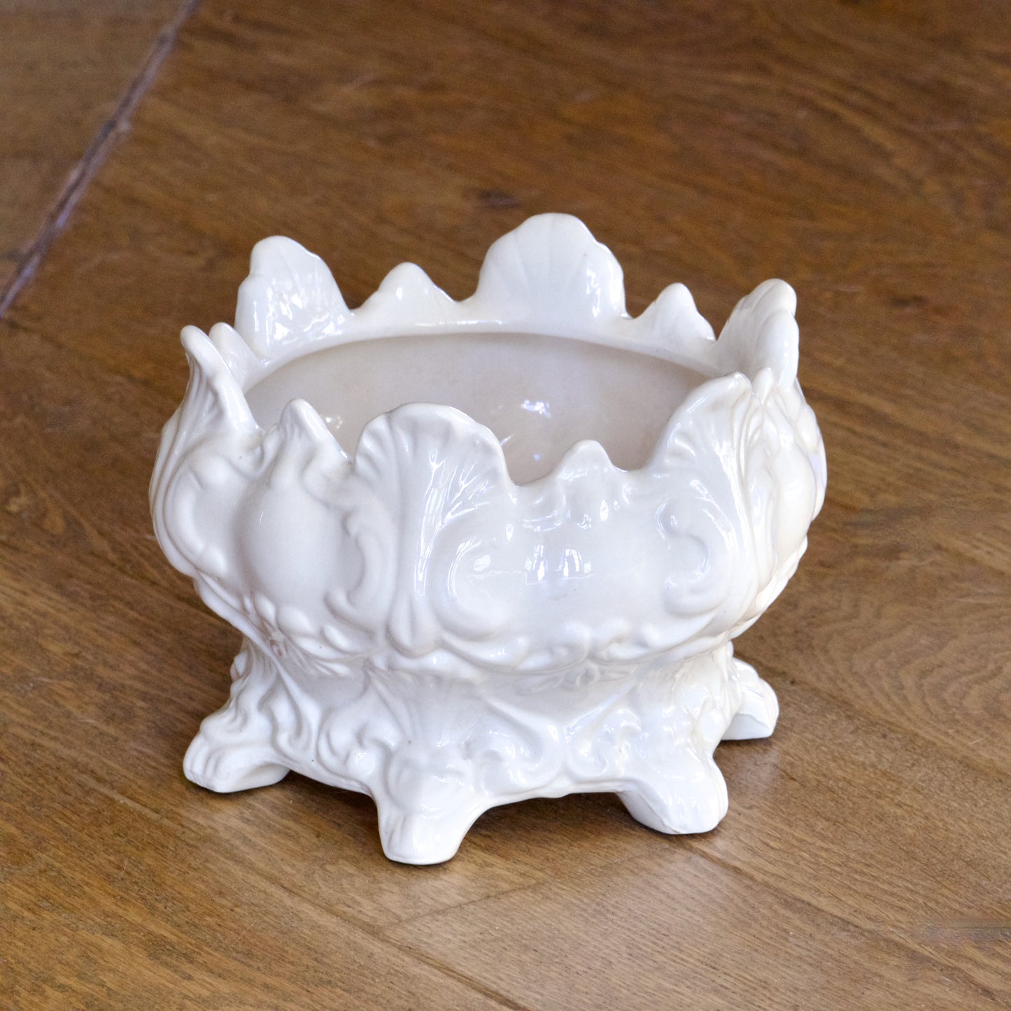 Cache-pot baroque en faïence vernissée