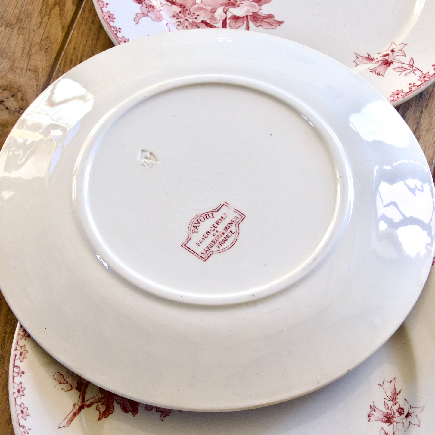 6 assiettes plates XIXe Sarreguemines "Favori" avec défauts