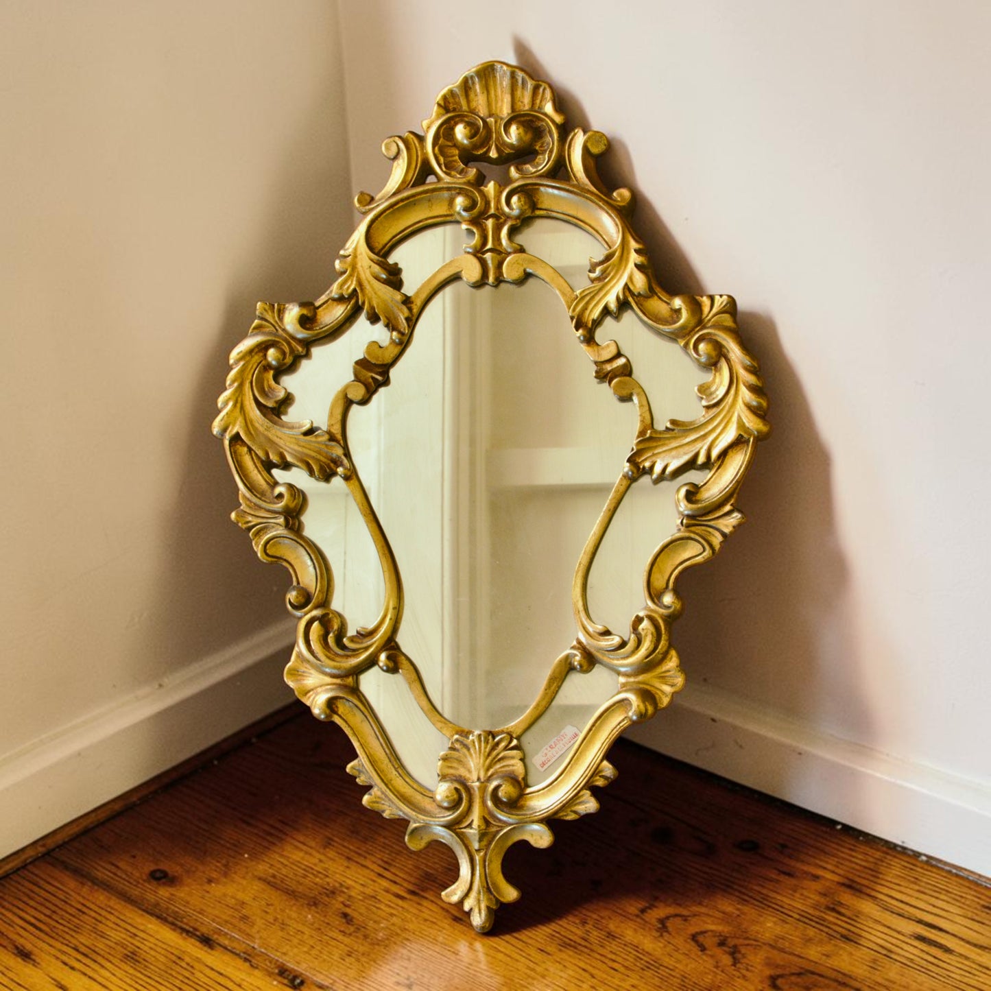 Miroir coquille à parcloses en bois doré à la feuille d'or