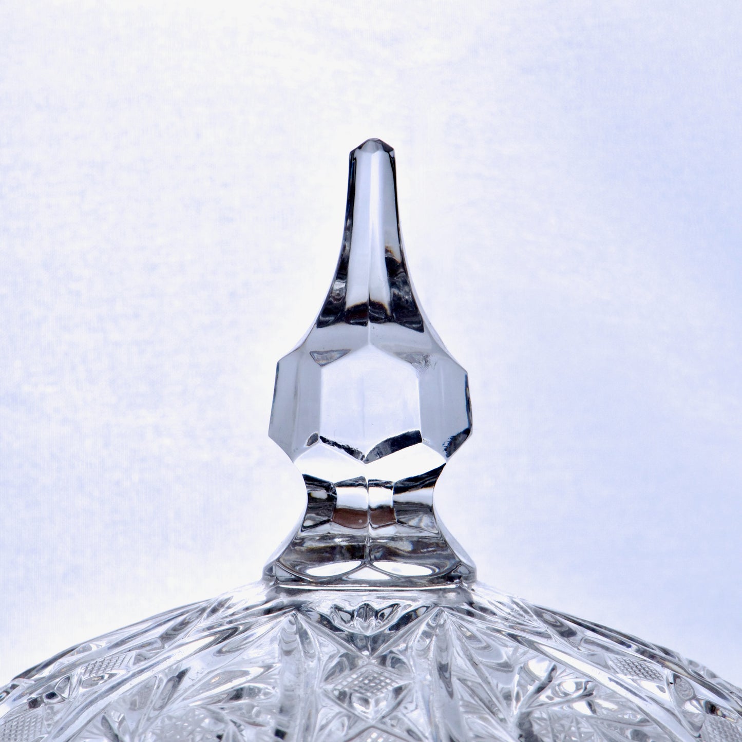 Grande bonbonnière tripode en cristal taillé main