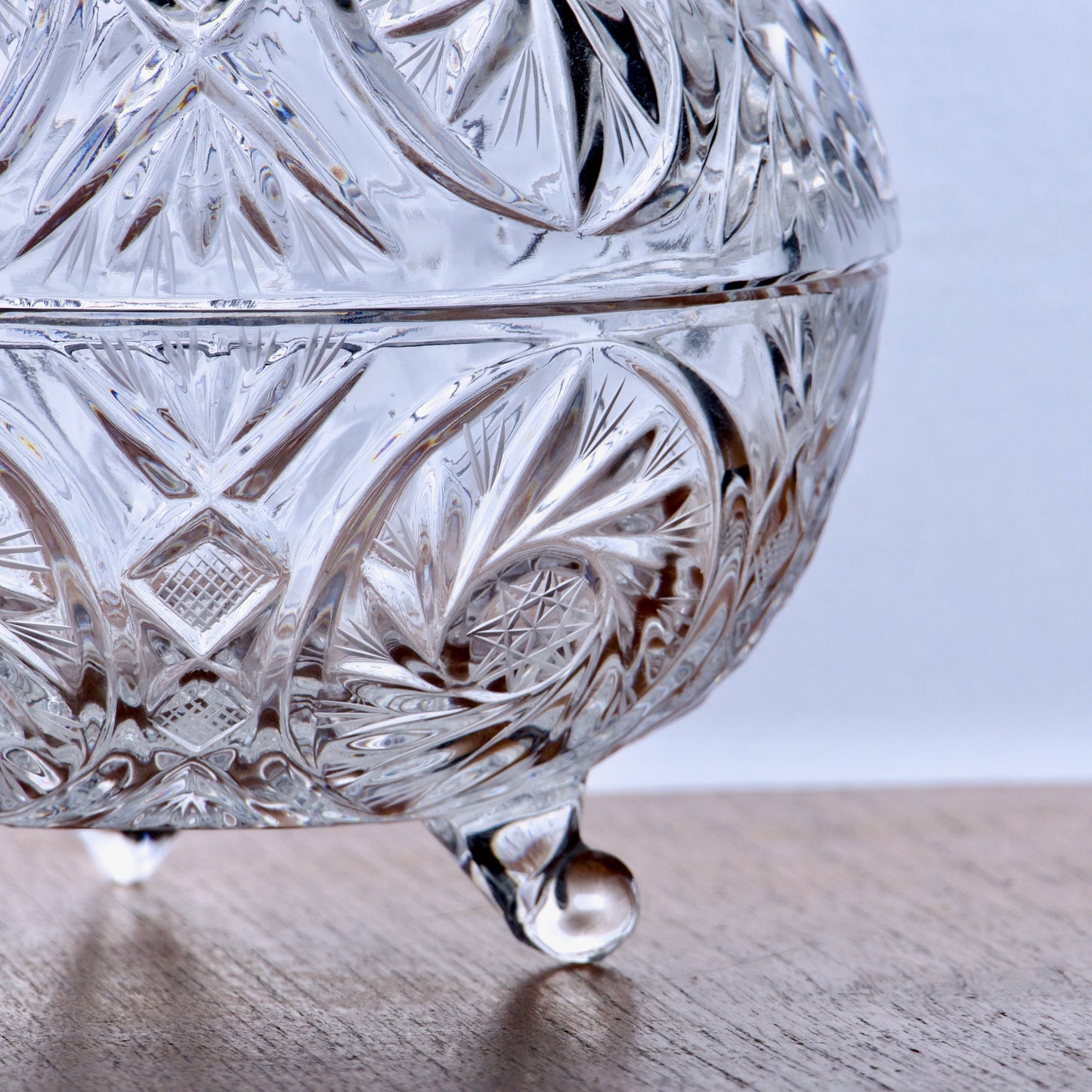 Grande bonbonnière tripode en cristal taillé main