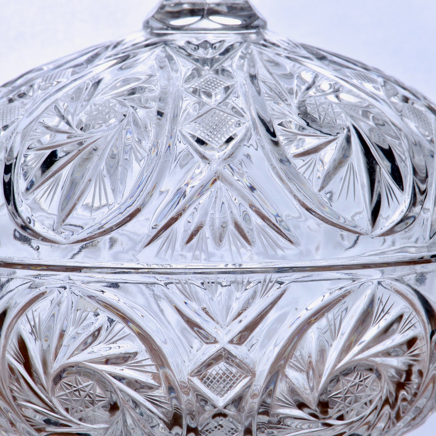 Grande bonbonnière tripode en cristal taillé main