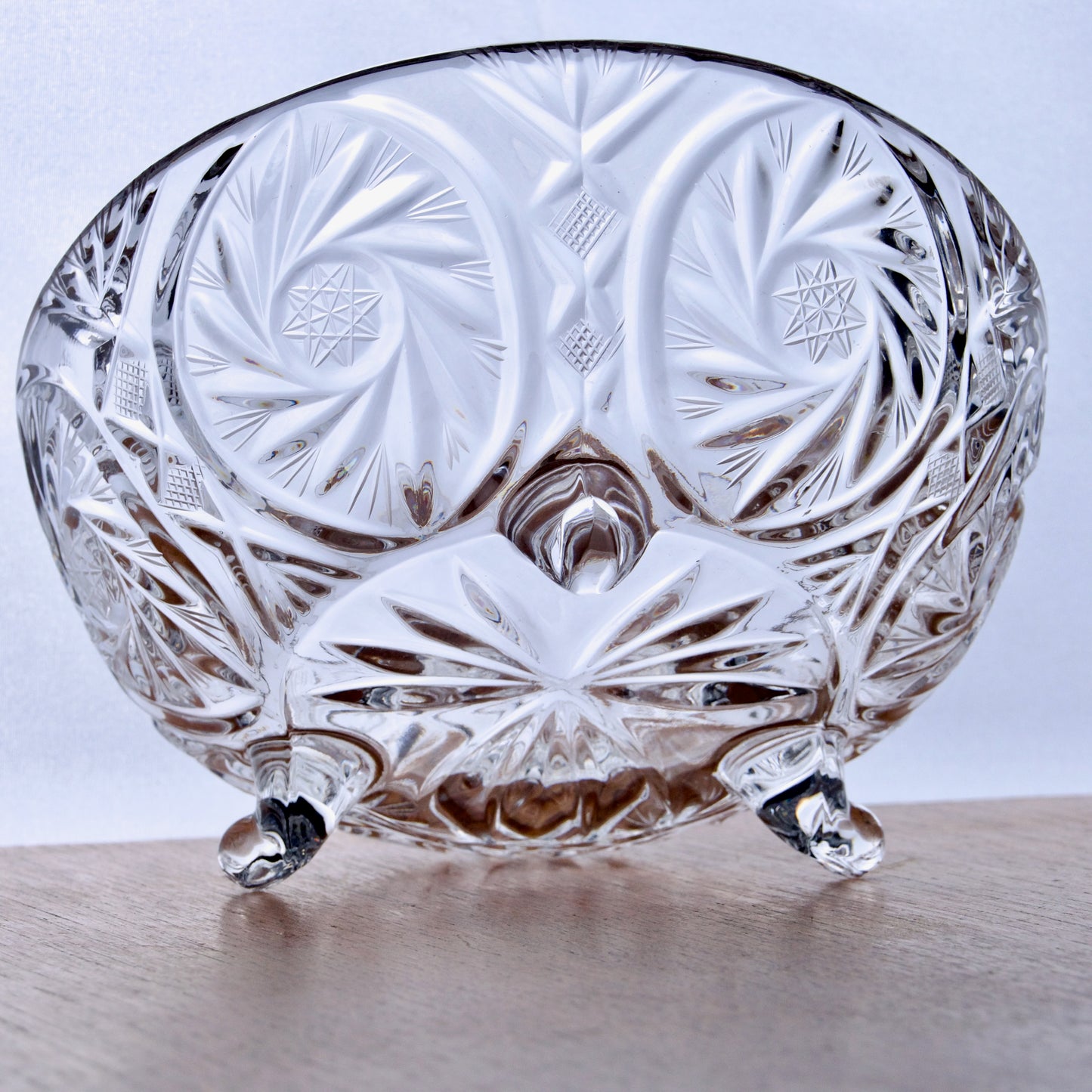 Grande bonbonnière tripode en cristal taillé main