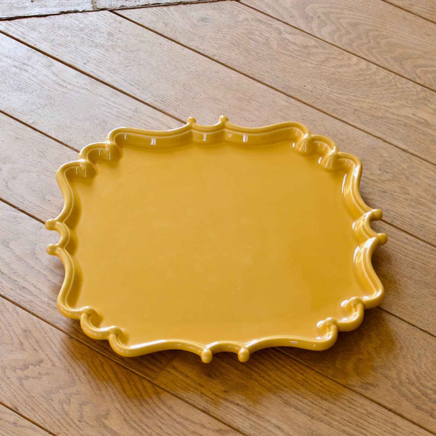 Plateau en faïence festonnée Bordallo Pinheiro