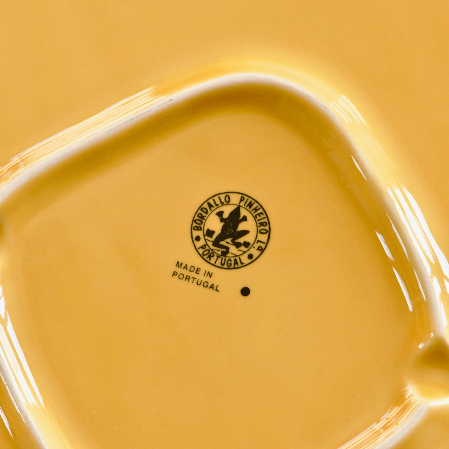 Plateau en faïence festonnée Bordallo Pinheiro