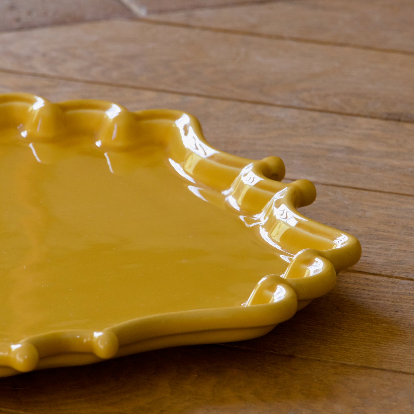 Plateau en faïence festonnée Bordallo Pinheiro