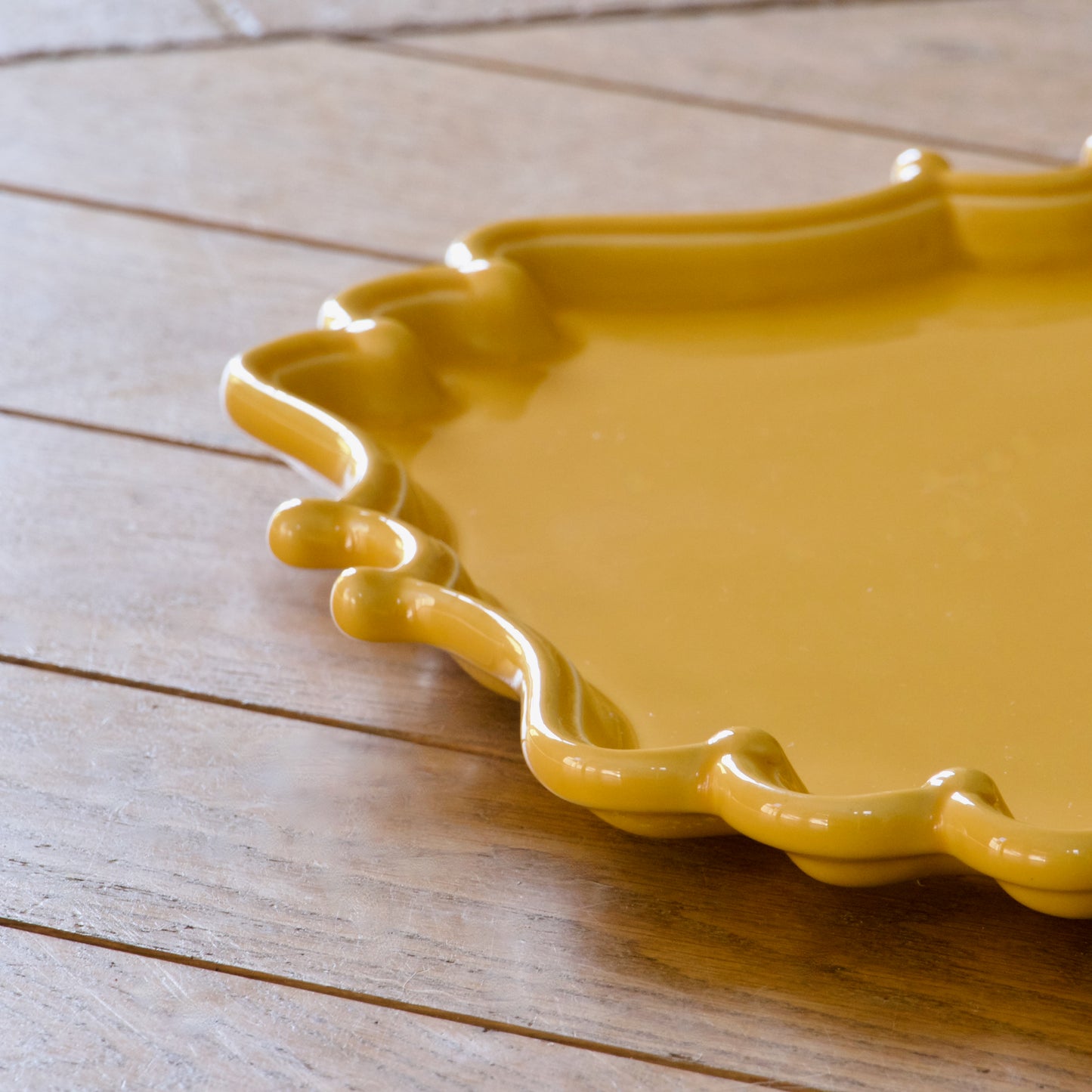 Plateau en faïence festonnée Bordallo Pinheiro