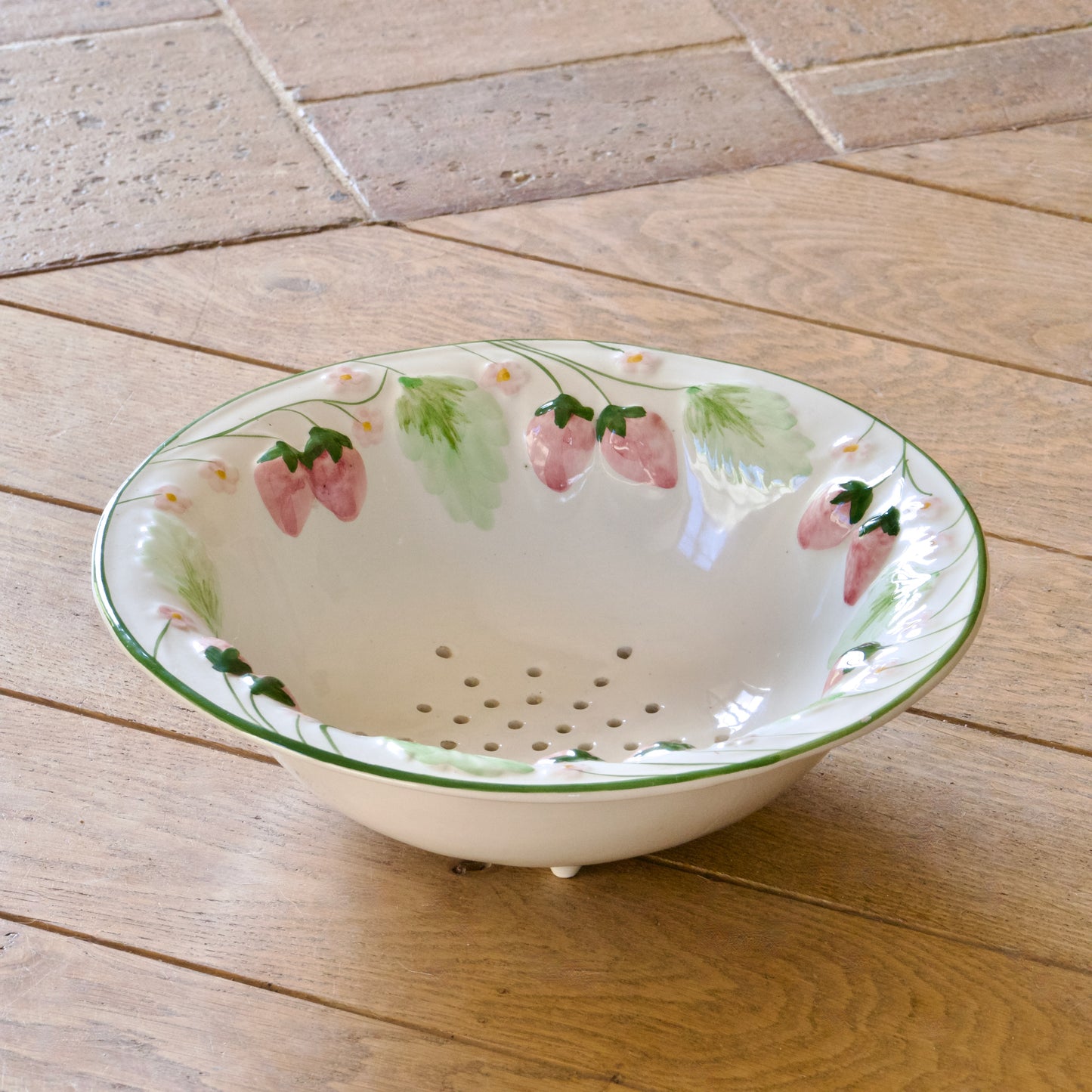 Passoire / égouttoir en barbotine fraises