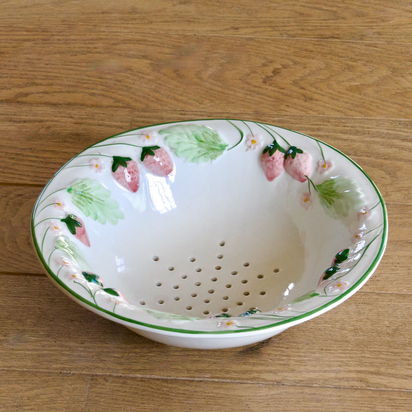 Passoire / égouttoir en barbotine fraises