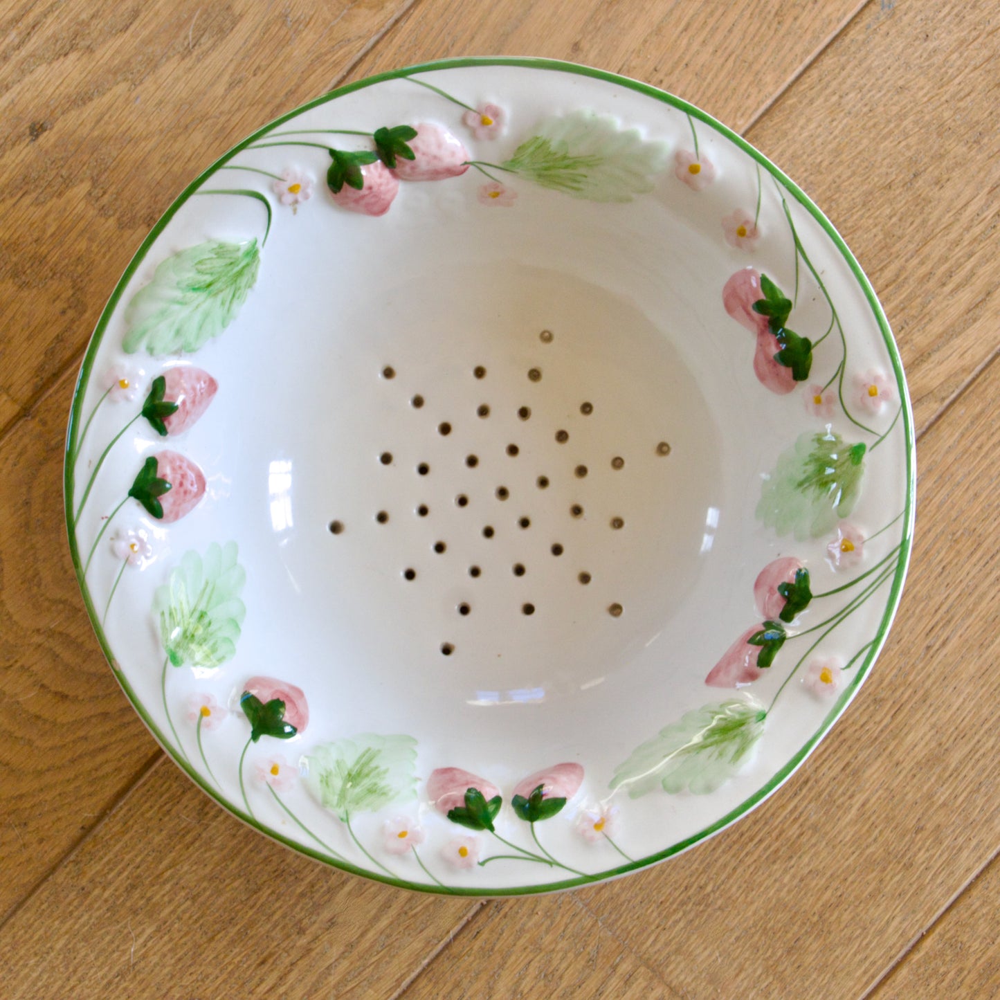 Passoire / égouttoir en barbotine fraises