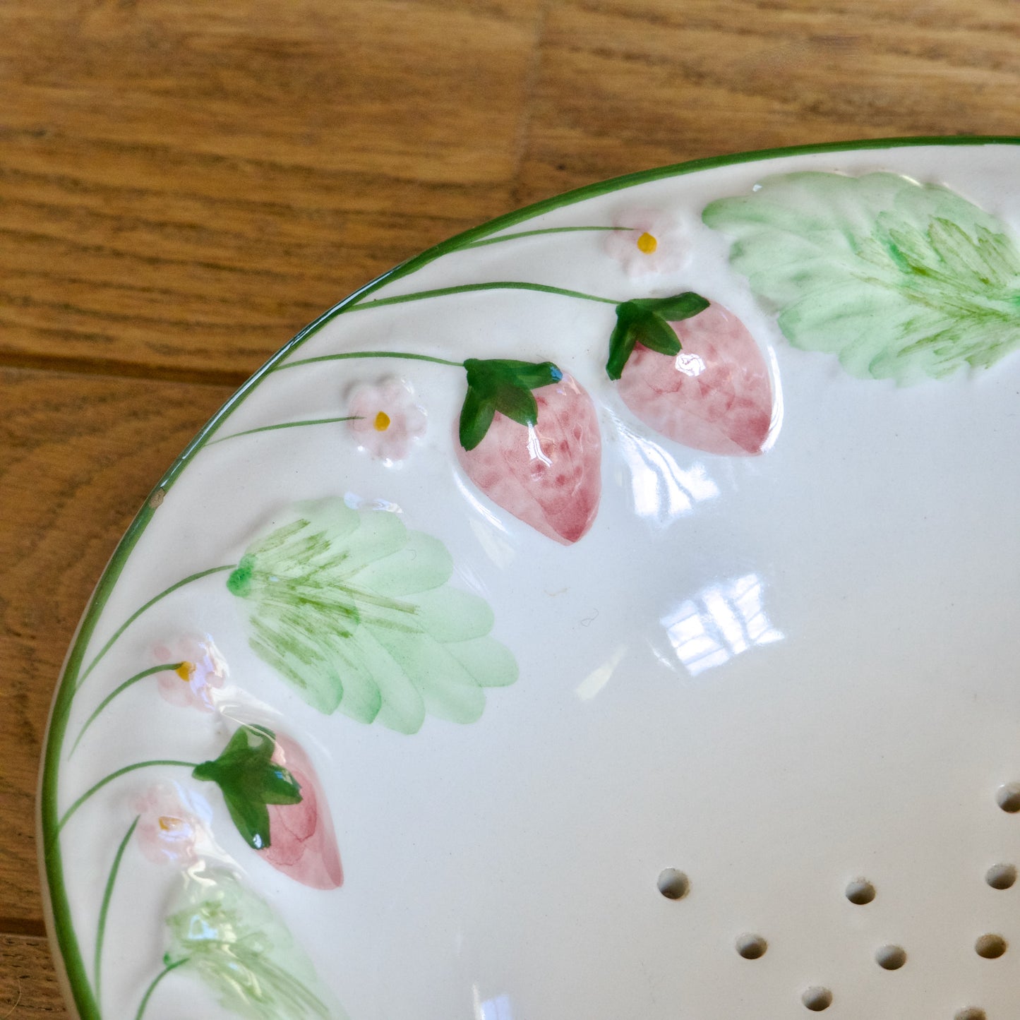 Passoire / égouttoir en barbotine fraises