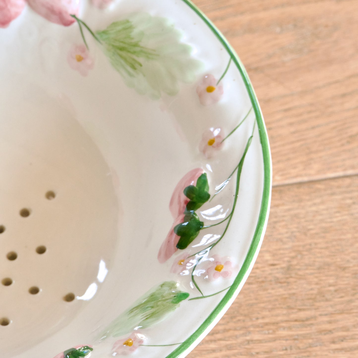 Passoire / égouttoir en barbotine fraises