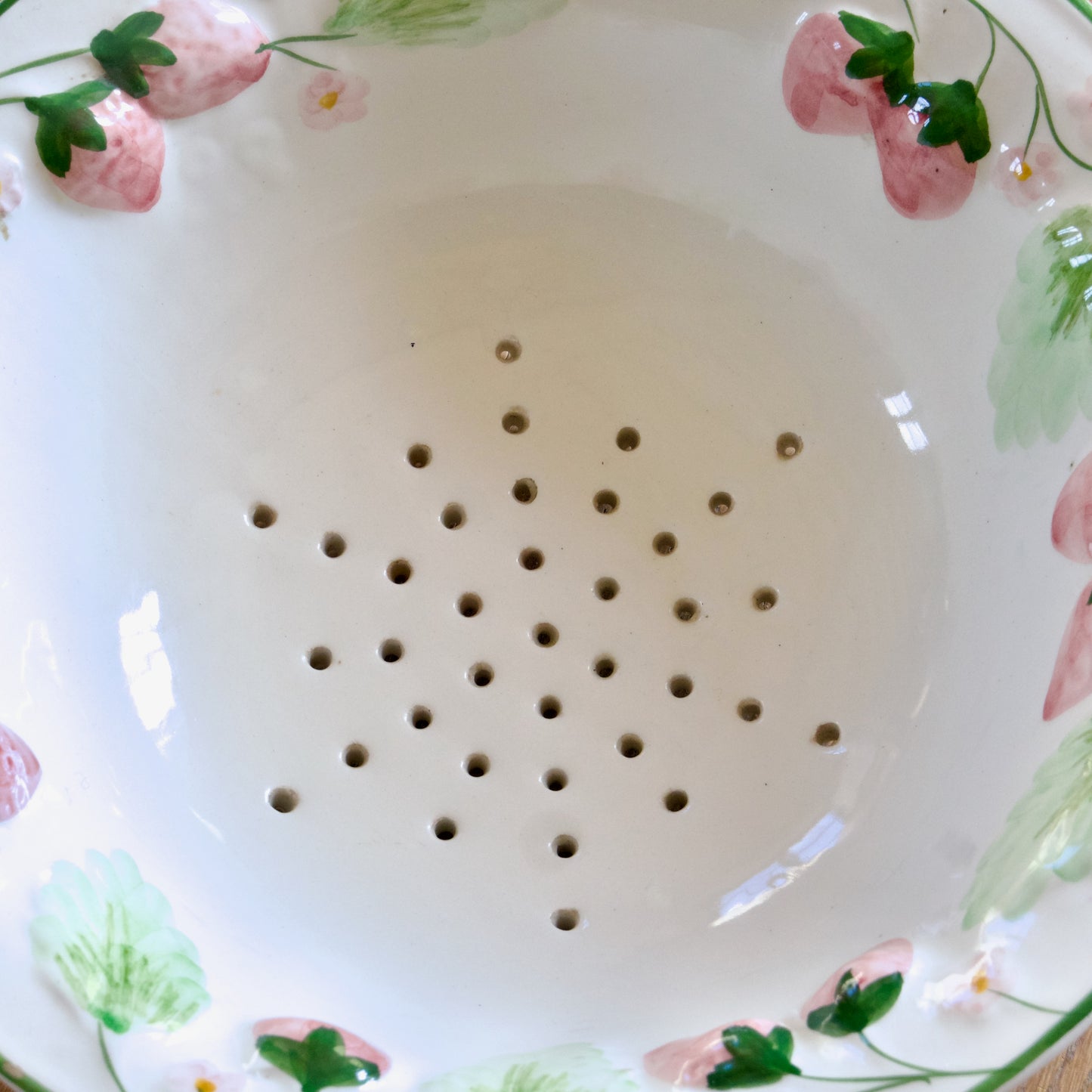 Passoire / égouttoir en barbotine fraises