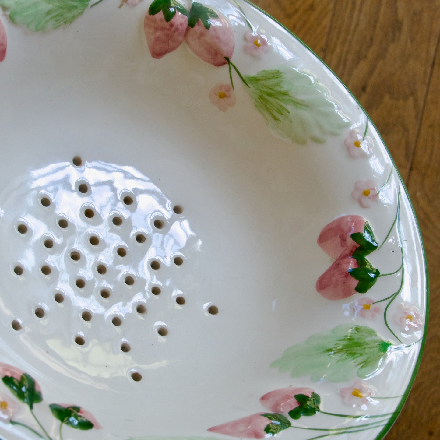 Passoire / égouttoir en barbotine fraises