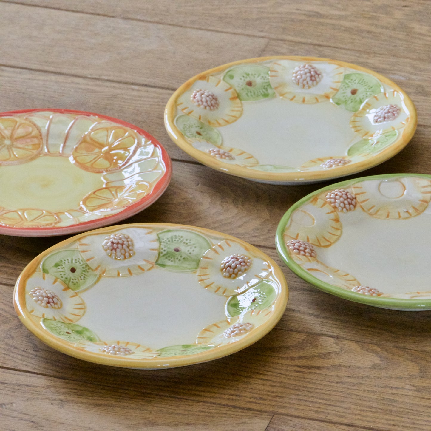 4 assiettes à dessert en barbotine fruits What's