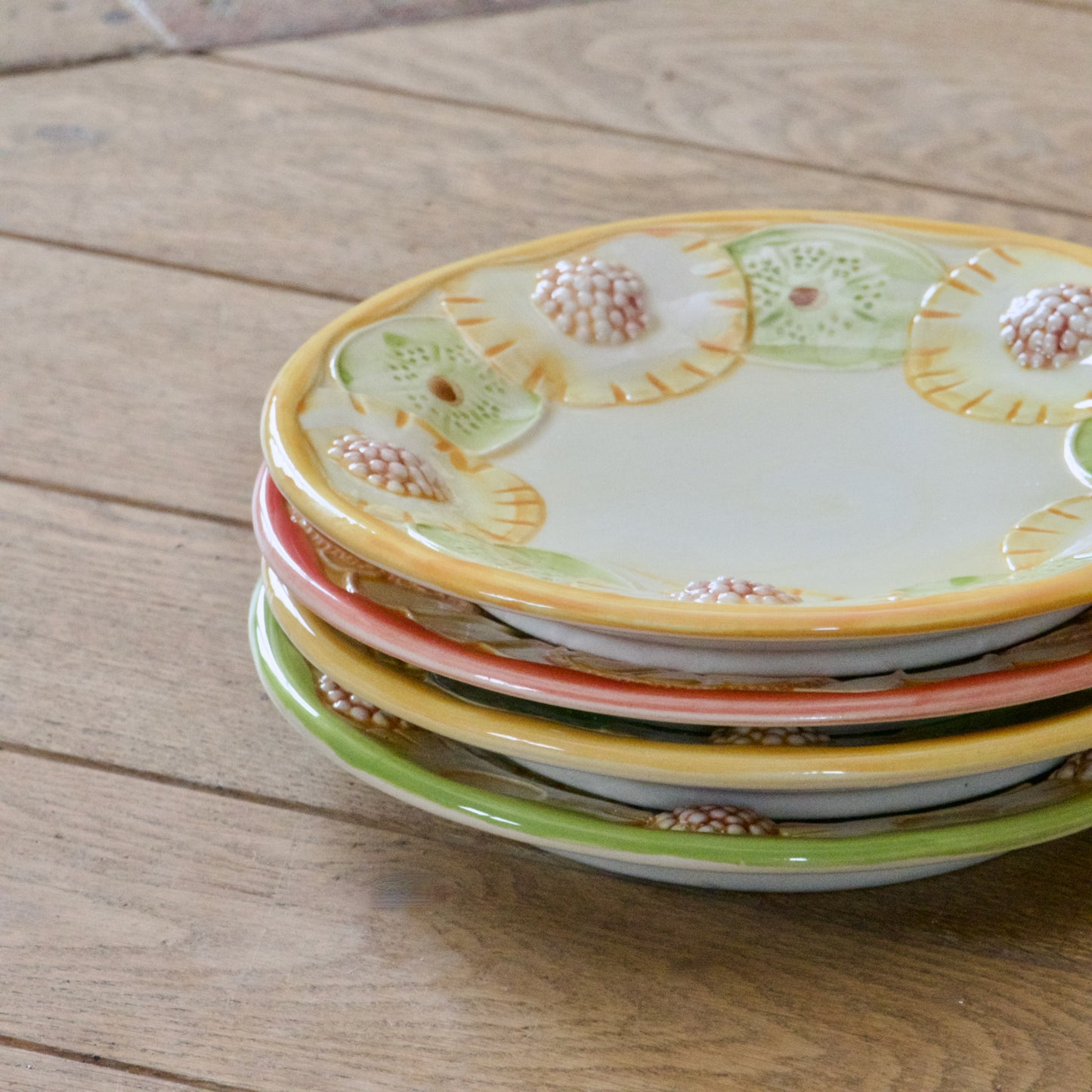 4 assiettes à dessert en barbotine fruits What's