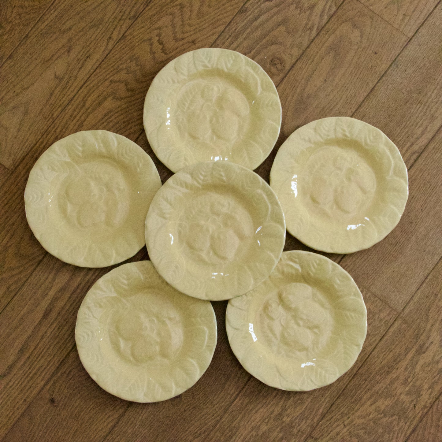 6 assiettes en barbotine fraises jaunes signées Genevieve Lethu