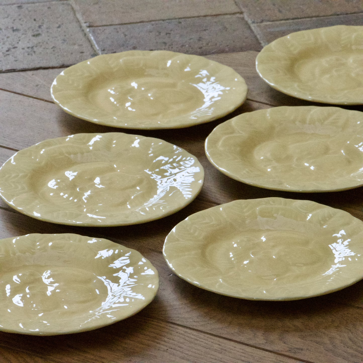 6 assiettes en barbotine fraises jaunes signées Genevieve Lethu