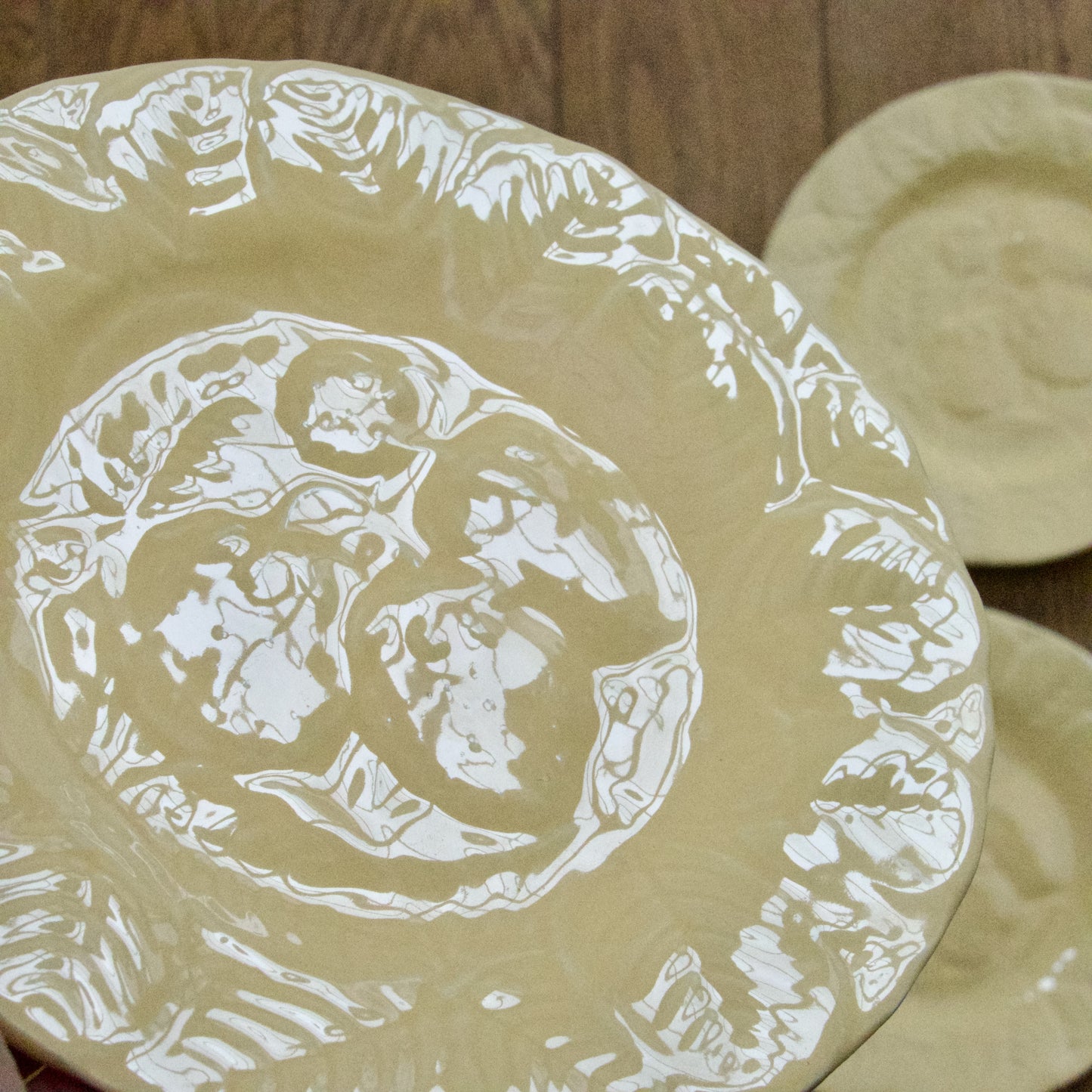 6 assiettes en barbotine fraises jaunes signées Genevieve Lethu