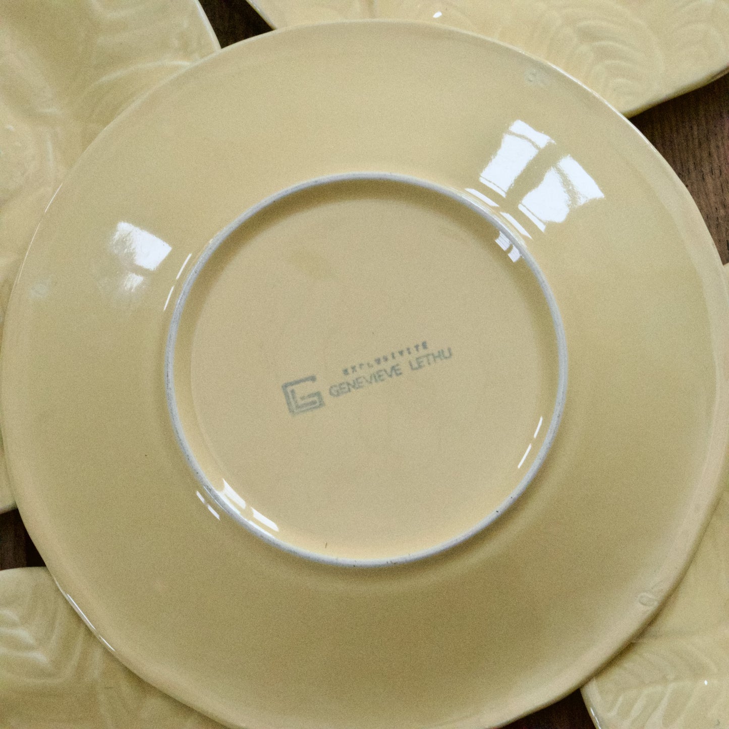 6 assiettes en barbotine fraises jaunes signées Genevieve Lethu