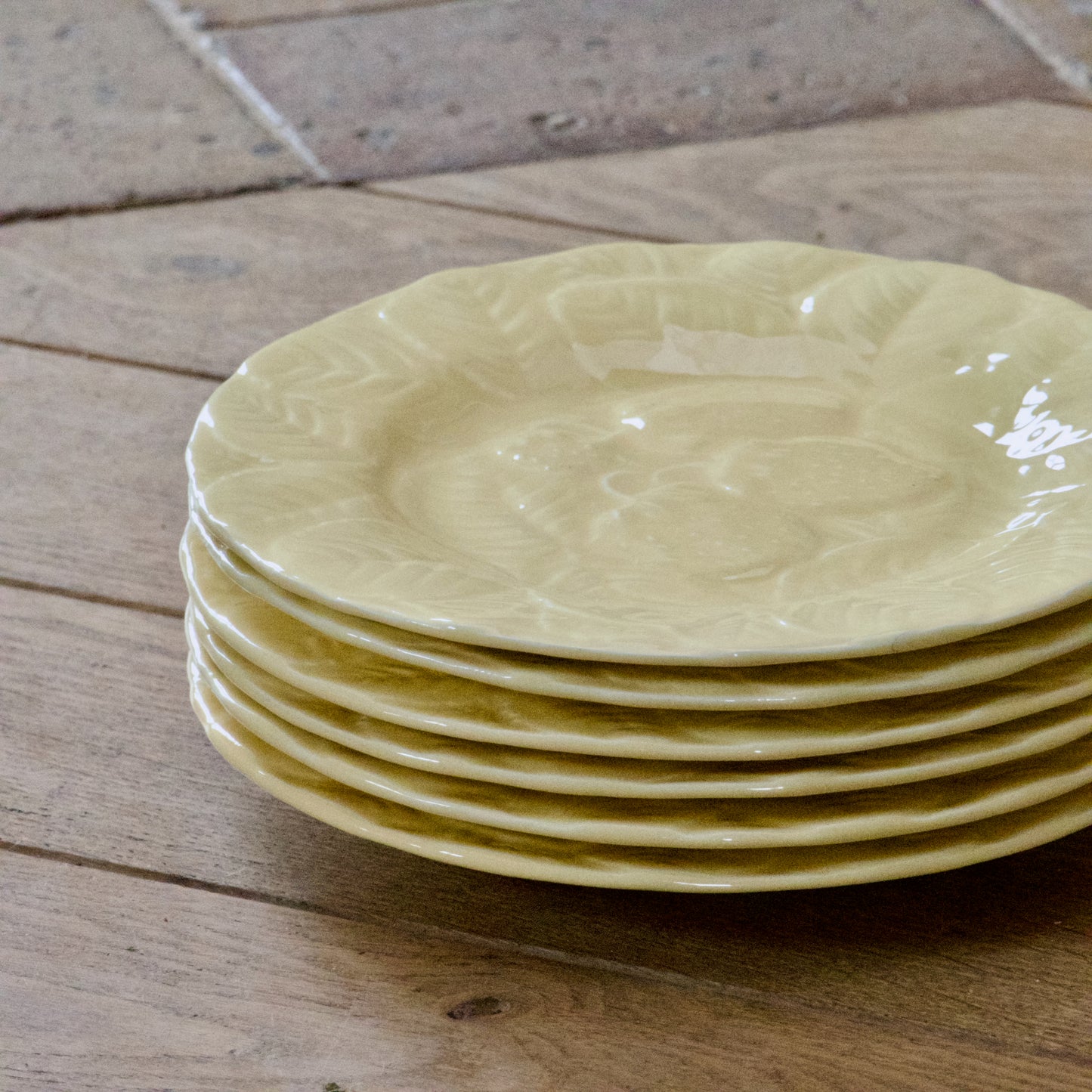 6 assiettes en barbotine fraises jaunes signées Genevieve Lethu