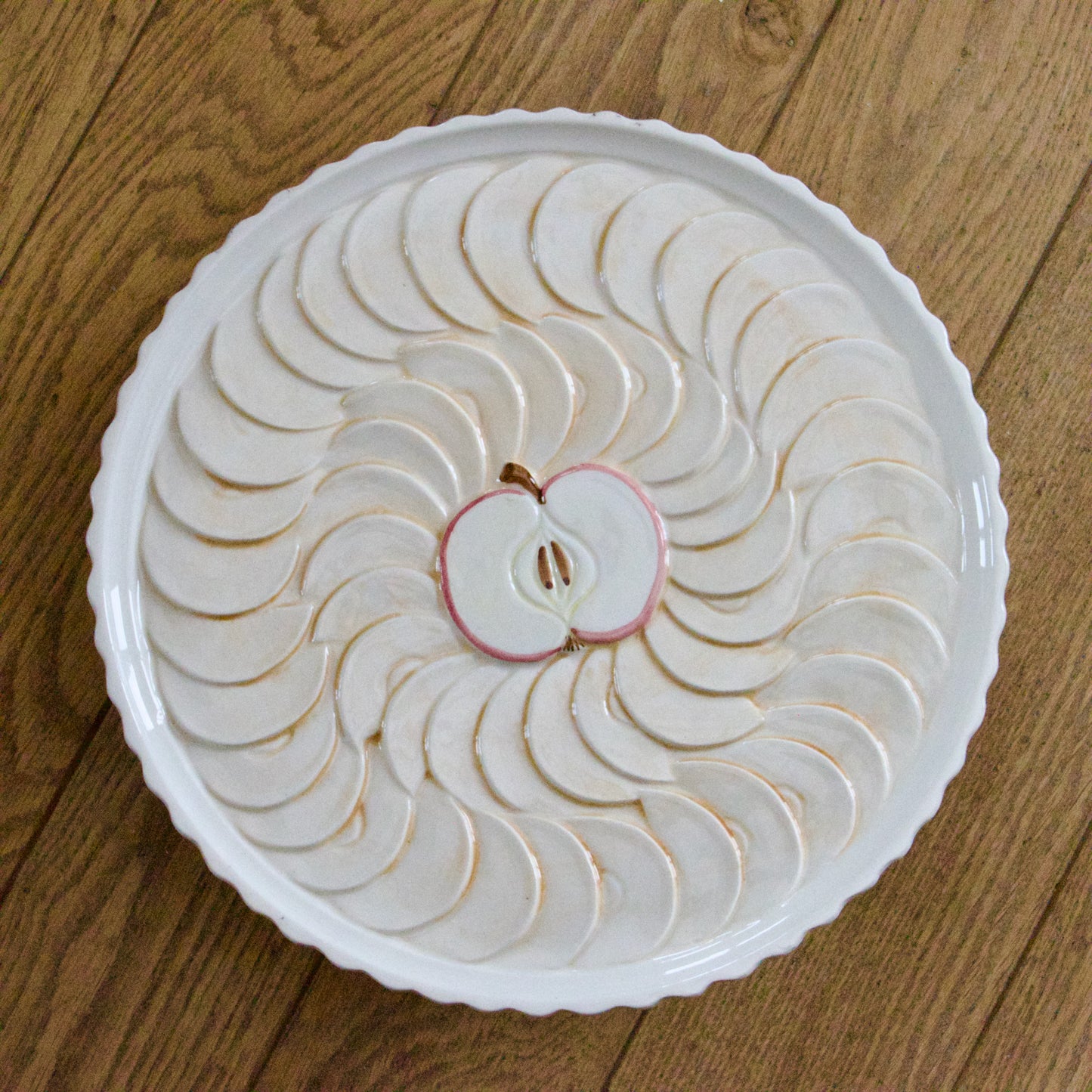 Grand plat à tarte sur piédouche trompe-l'oeil tarte aux pommes