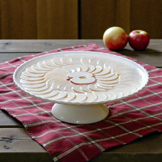 Grand plat à tarte sur piédouche trompe-l'oeil tarte aux pommes