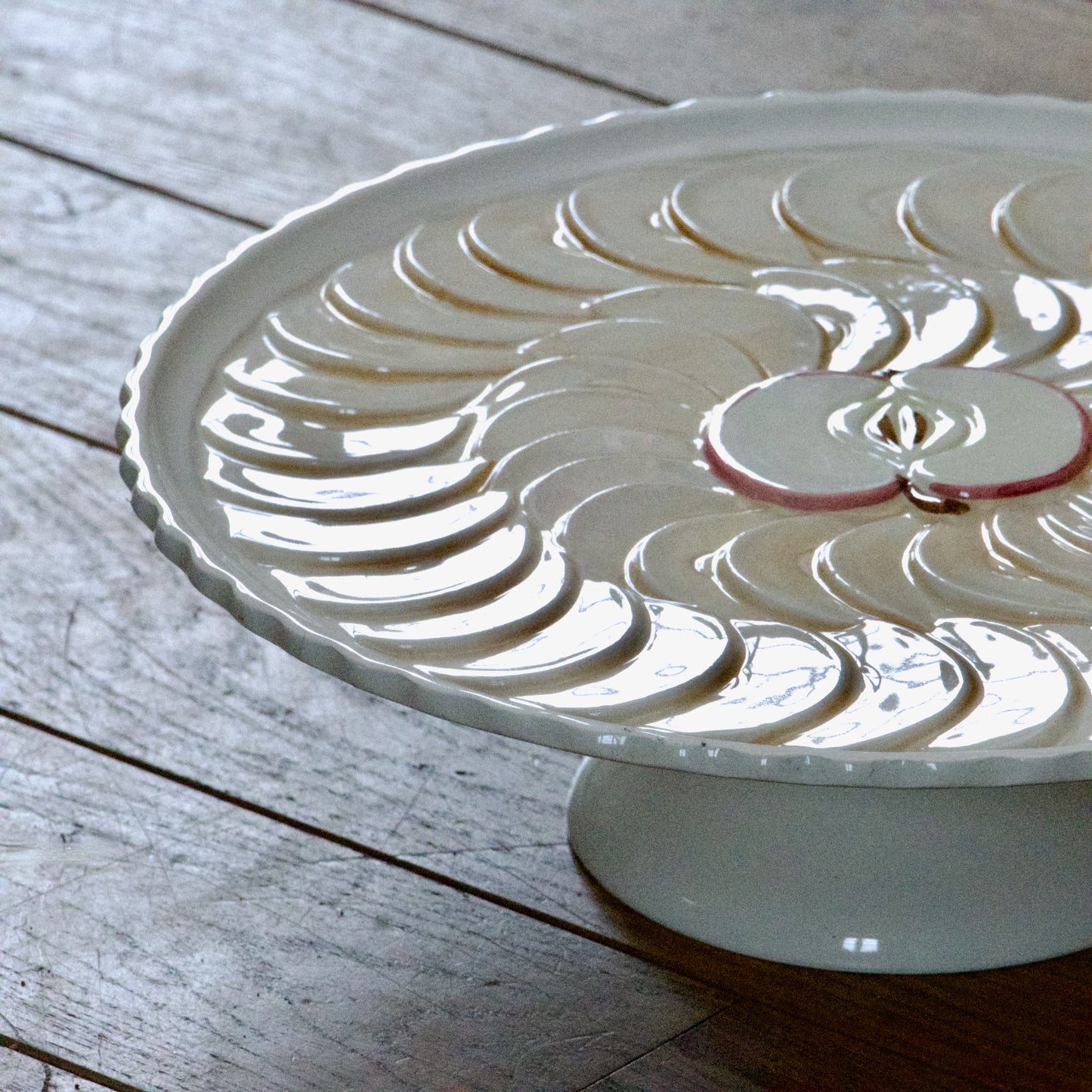 Grand plat à tarte sur piédouche trompe-l'oeil tarte aux pommes