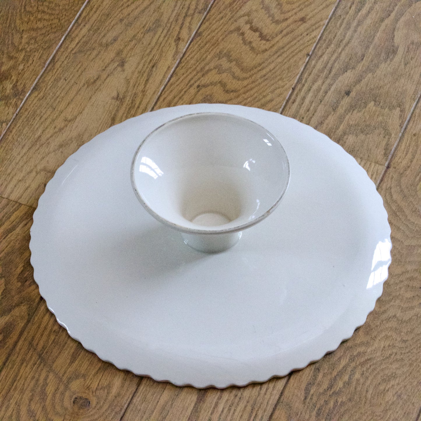 Grand plat à tarte sur piédouche trompe-l'oeil tarte aux pommes