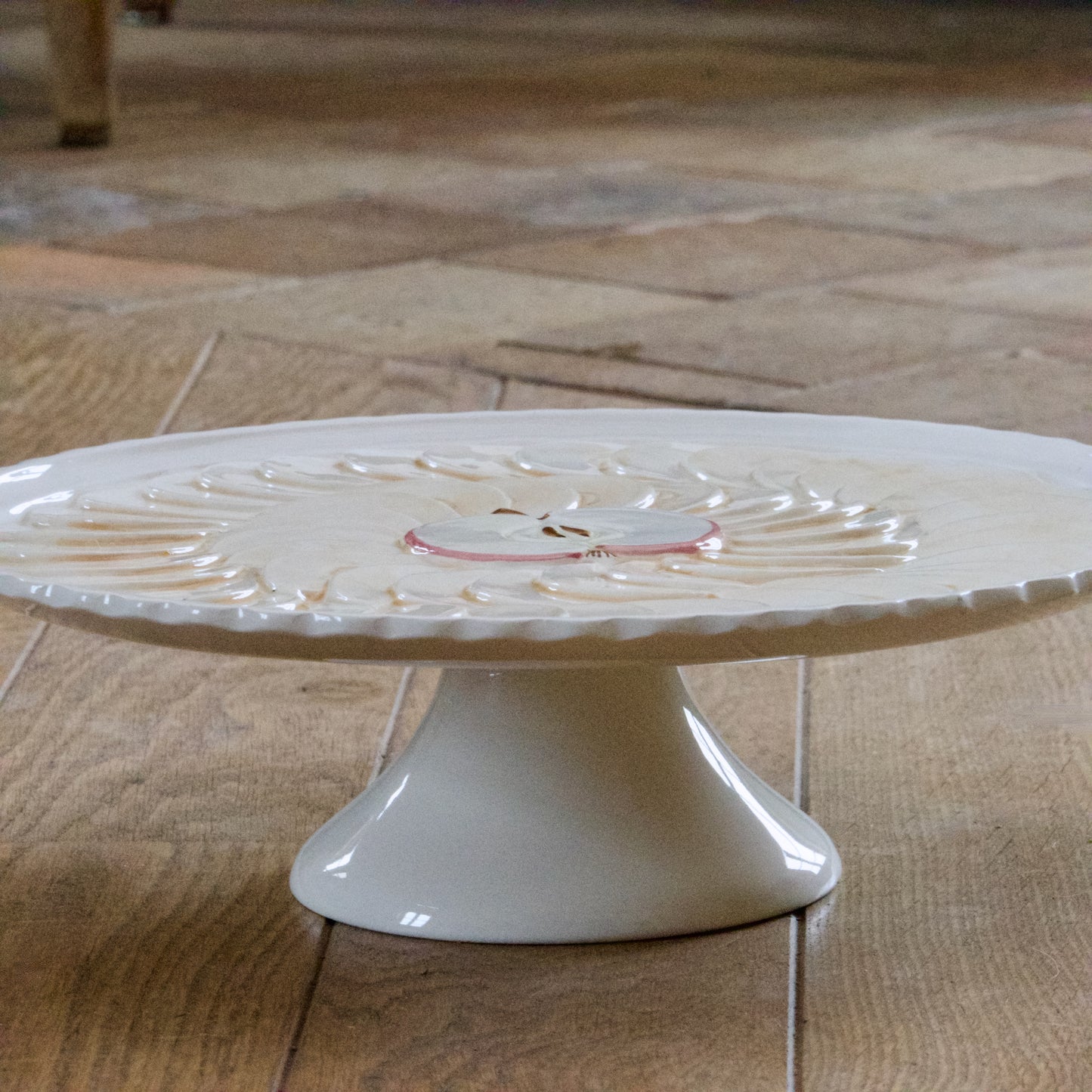 Grand plat à tarte sur piédouche trompe-l'oeil tarte aux pommes