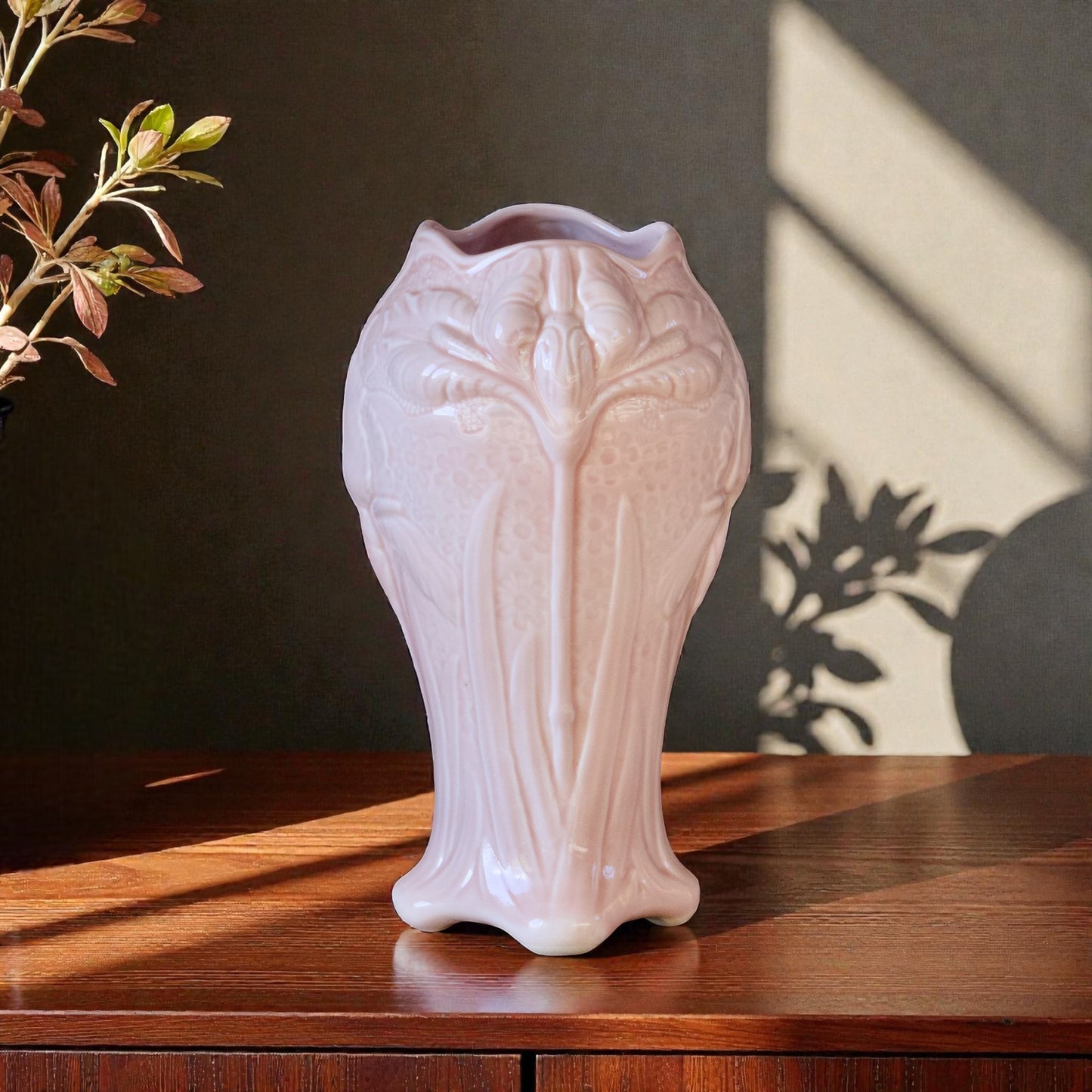 Grand vase Art Nouveau en barbotine rose poudré signé Salins