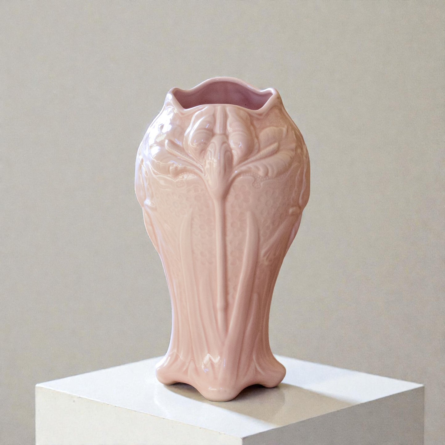 Grand vase Art Nouveau en barbotine rose poudré signé Salins