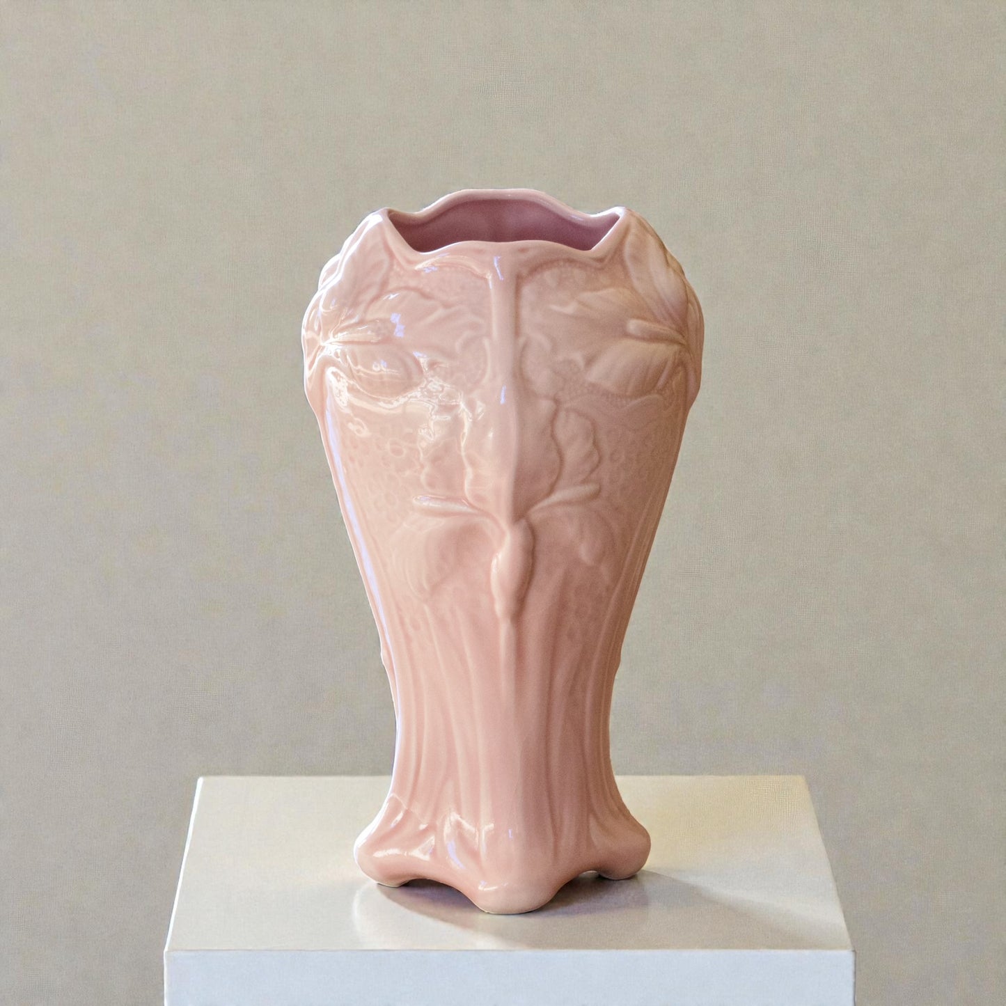 Grand vase Art Nouveau en barbotine rose poudré signé Salins