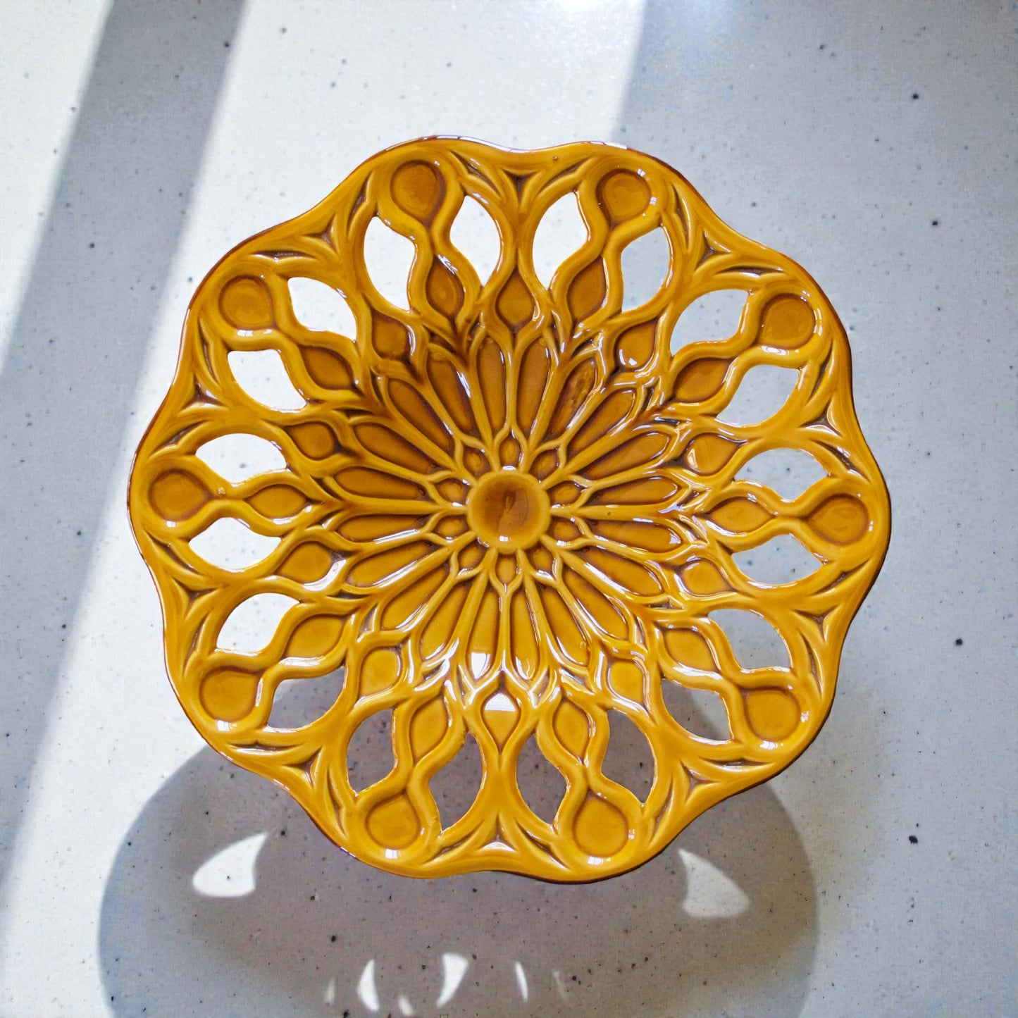 Grande corbeille / coupe en faïence ajourée couleur miel