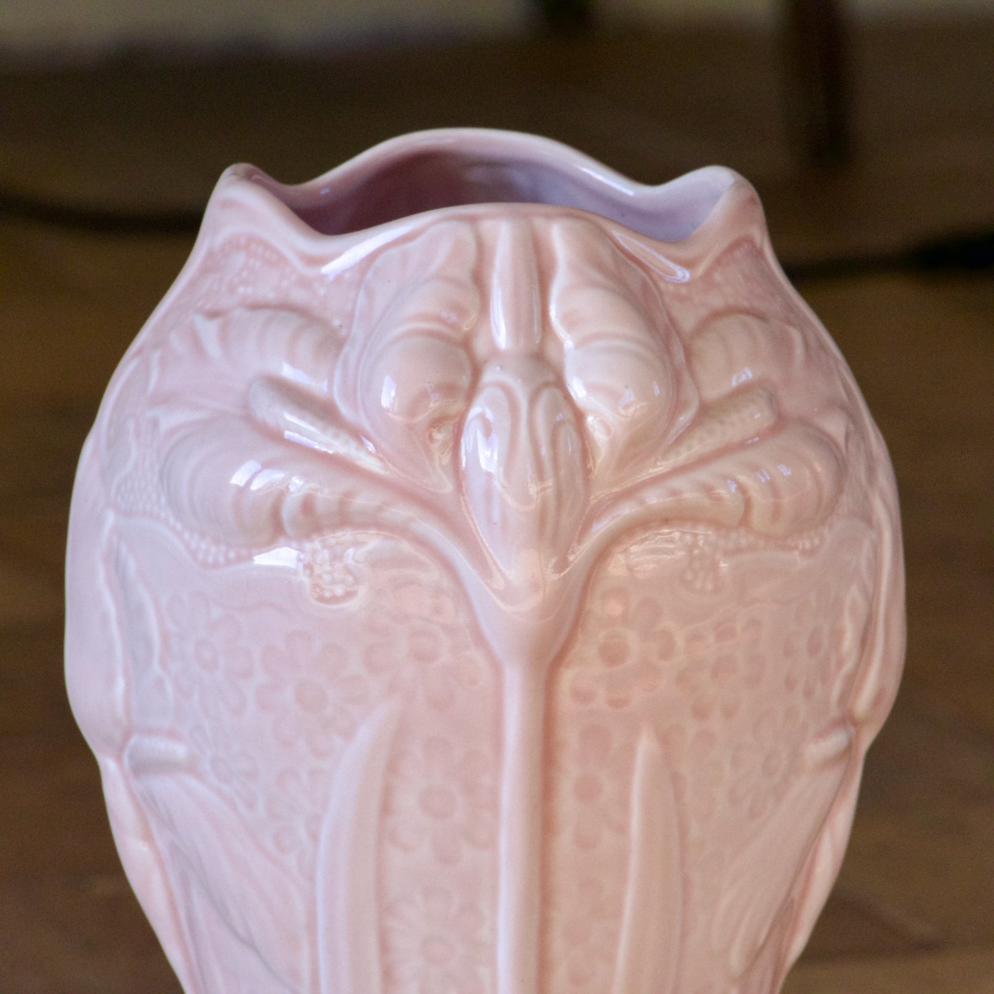 Grand vase Art Nouveau en barbotine rose poudré signé Salins