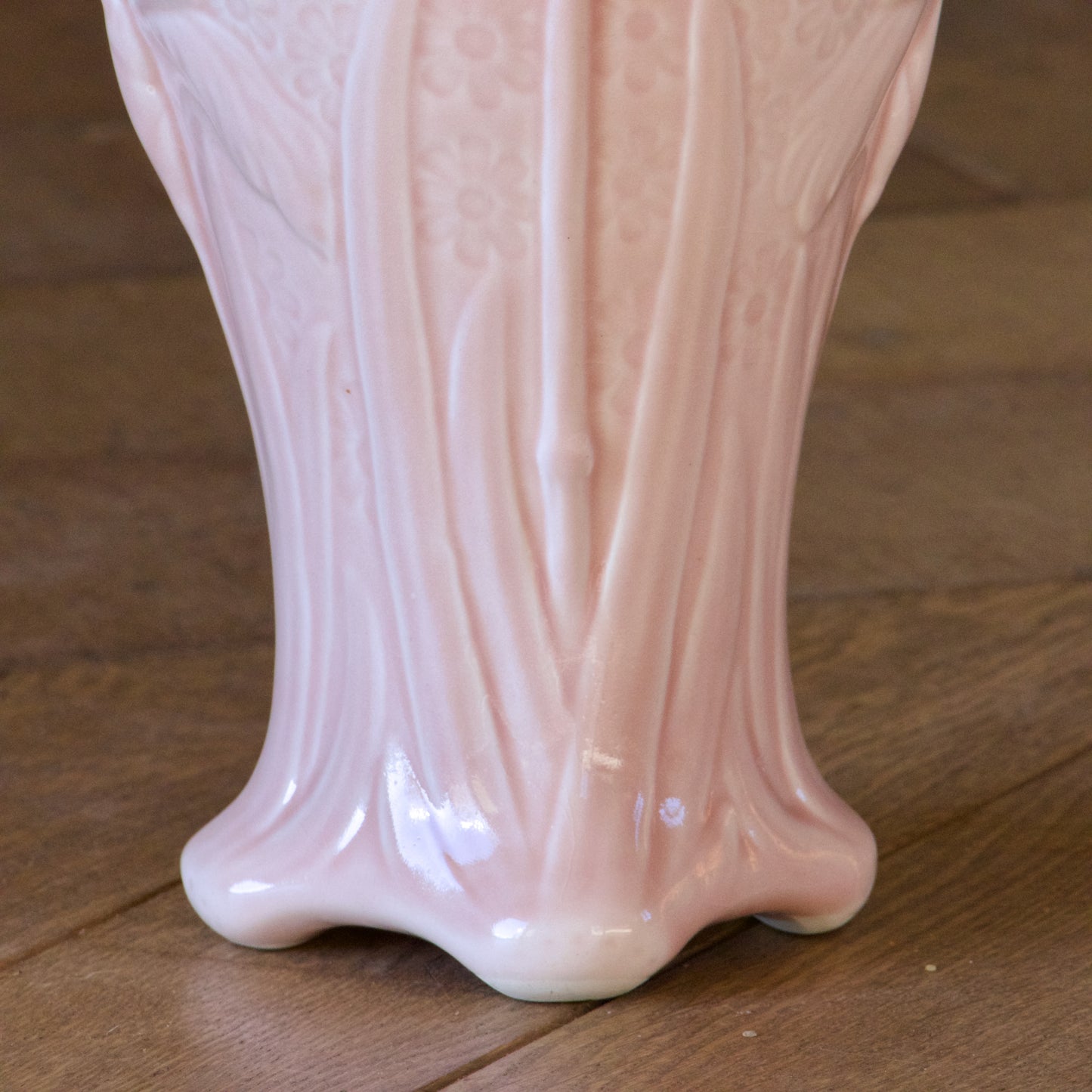Grand vase Art Nouveau en barbotine rose poudré signé Salins
