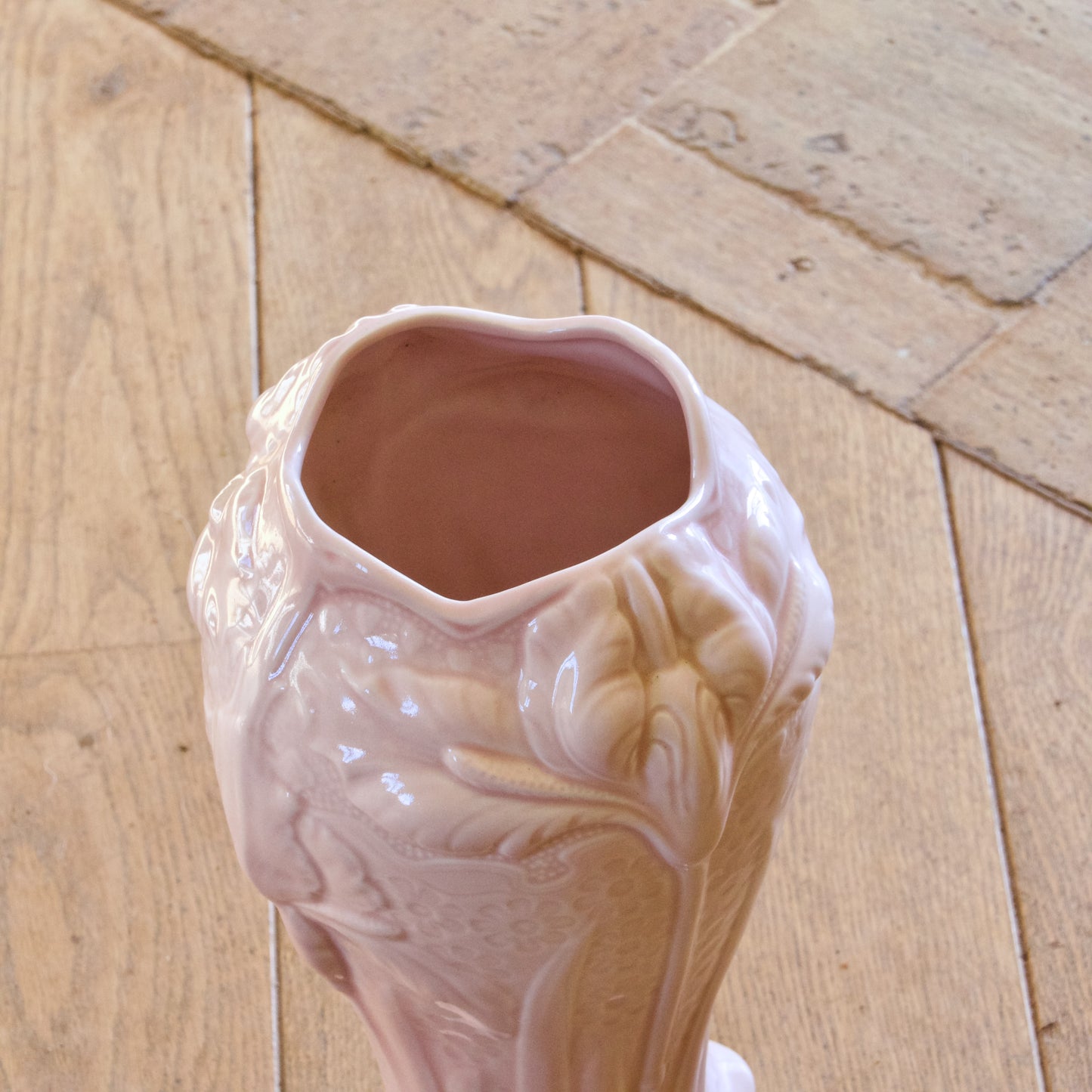 Grand vase Art Nouveau en barbotine rose poudré signé Salins