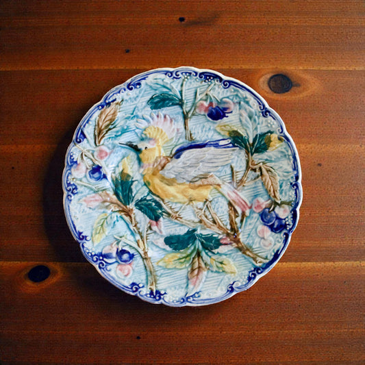 Assiette oiseau de 1880 en barbotine de Wasmuël par Mouzin-Lecat